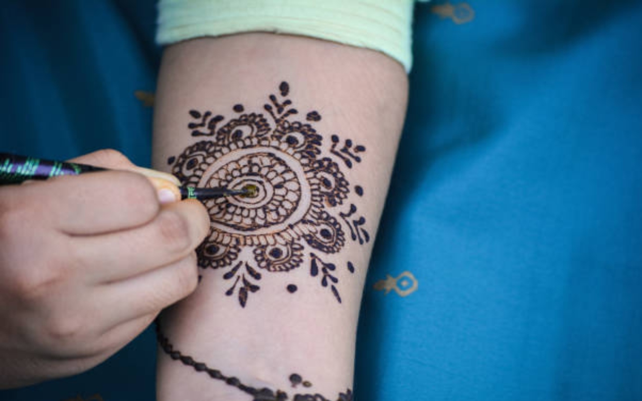 Karwa Chauth 2023 Mehndi Designs Live: करवा चौथ पर हाथ और पैरों में लगाएं सुंदर मेंहदी डिजाइन