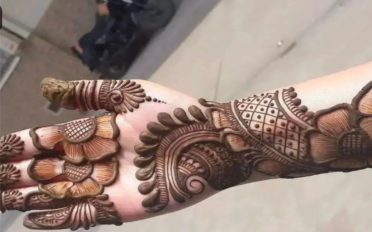 Karwa Chauth 2023 Mehndi Designs LIVE: करवा चौथ पर हाथ और पैरों में लगाएं सुंदर मेंहदी डिजाइन