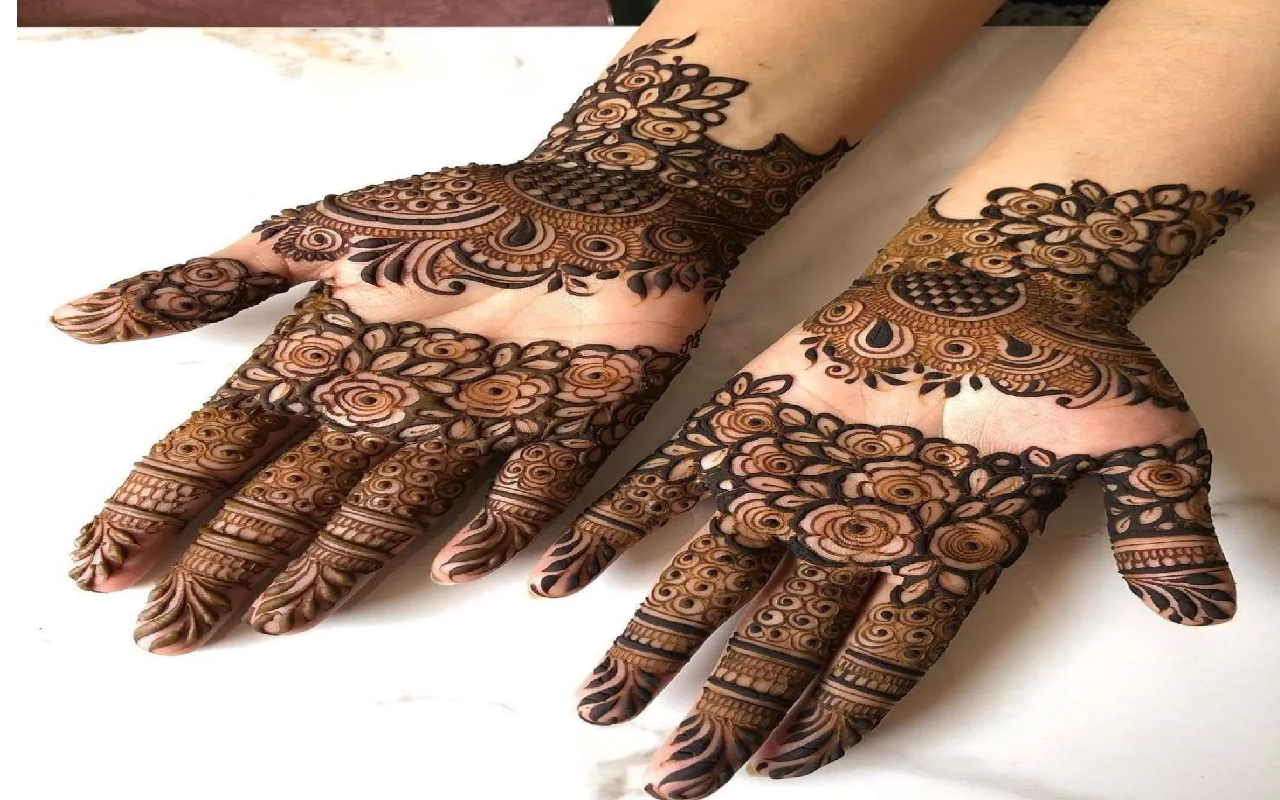 Karwa Chauth 2023 Mehndi Designs LIVE: करवा चौथ पर हाथ और पैरों में लगाएं सुंदर मेंहदी डिजाइन