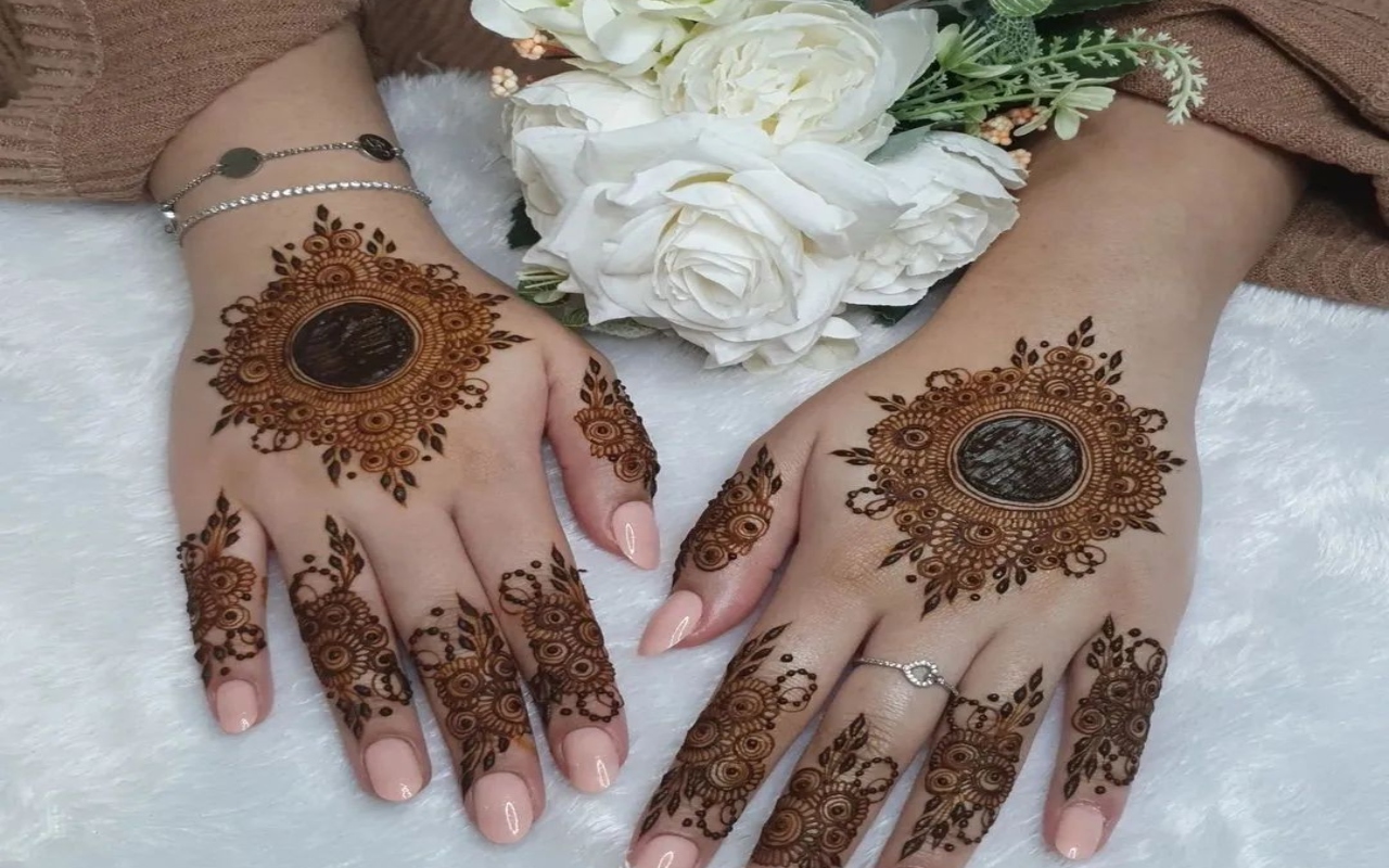 Karwa Chauth 2023 Mehndi Designs LIVE: करवा चौथ पर हाथ और पैरों में लगाएं सुंदर मेंहदी डिजाइन