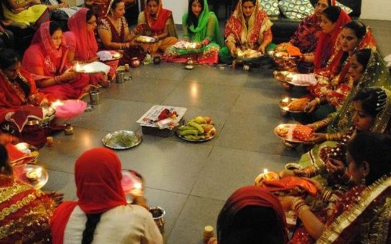 Happy Karwa Chauth 2023 Wishes  : पति के लिए जो करवा चौथ का व्रत...यहां से भेजें करवा चौथ की शुभकामनाएं