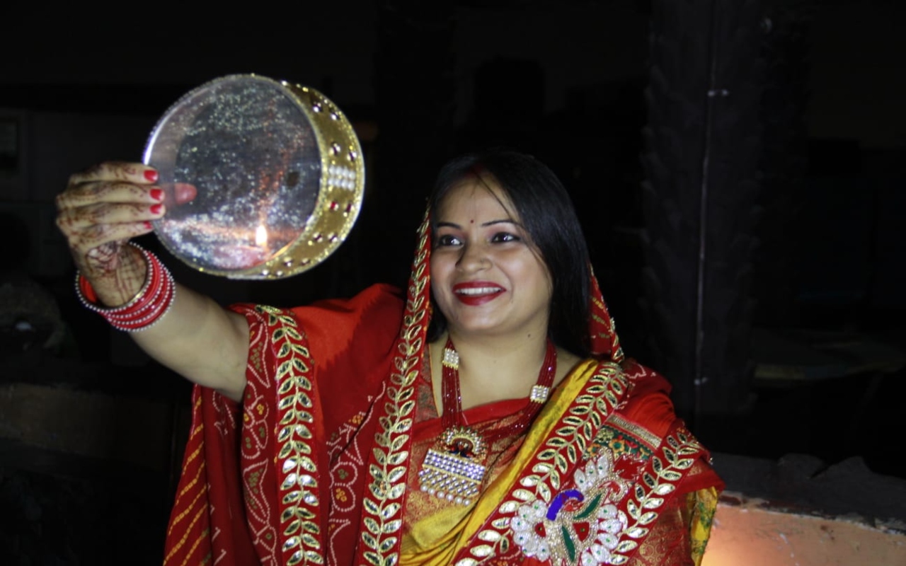 Karwa Chauth 2023: करवा चौथ पर सुहागिनों ने किया चांद का दीदार: Photos