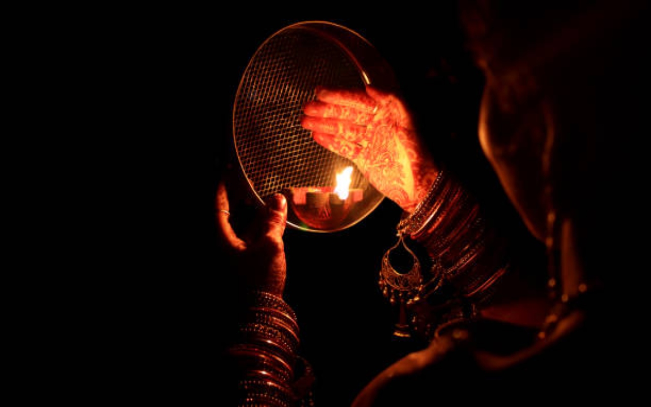 Karwa Chauth 2023: करवा चौथ पर सुहागिनों ने किया चांद का दीदार: Photos