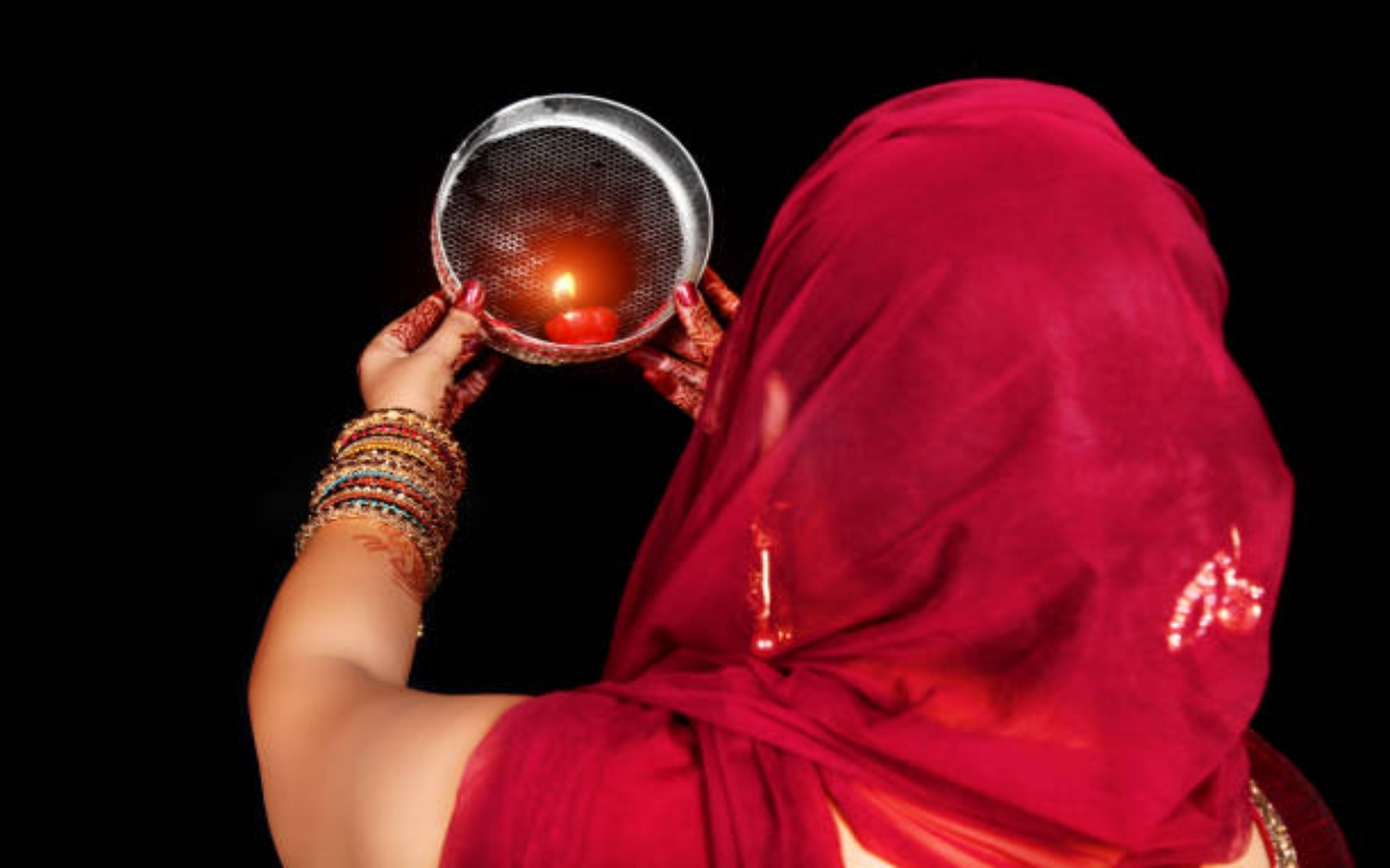 Karwa Chauth 2023: करवा चौथ पर सुहागिनों ने किया चांद का दीदार: Photos