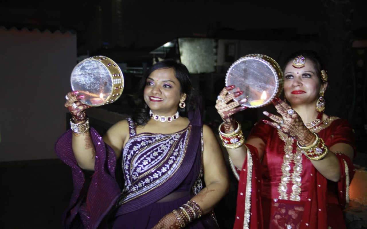 Karwa Chauth 2023: करवा चौथ पर सुहागिनों ने किया चांद का दीदार: PHOTOS