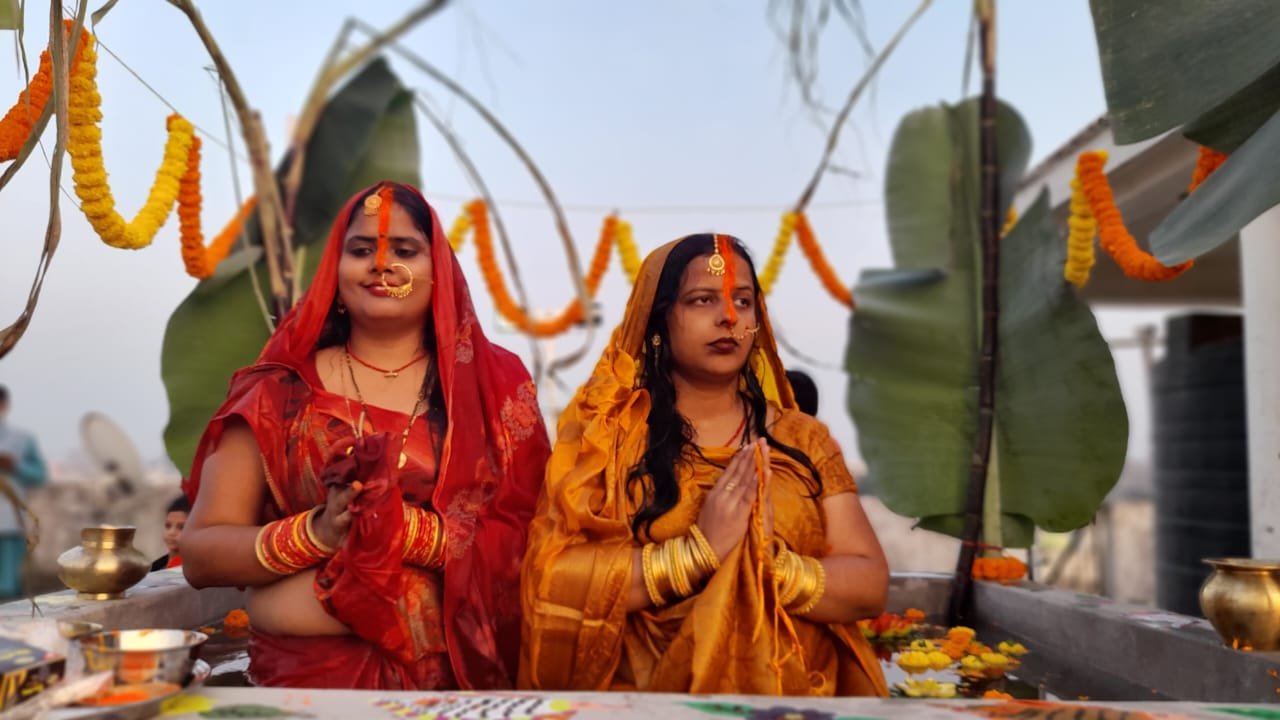 Chhath Puja 2023 Live: छठ घाट पर पहुंचे व्रती, अब उगते सूर्य को अर्घ्य देने का इंतजार, जानें कब होगा सूर्योदय