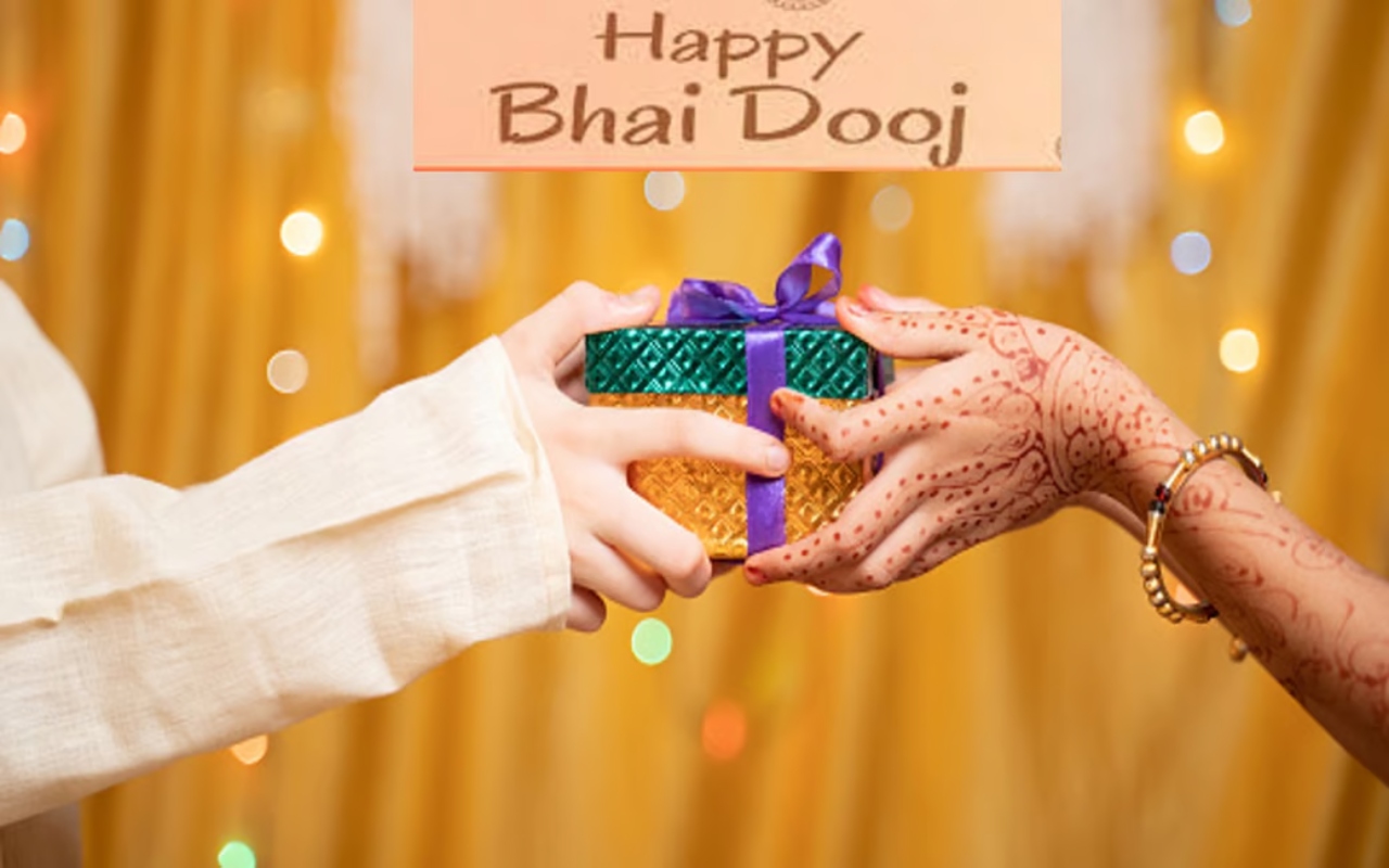 Happy Bhai Dooj 2023 Wishes Live: खुशनसीब होते हैं लोग जिन्हें यह...भैया दूज पर यहां से भेजें शुभकामनाएं संदेश