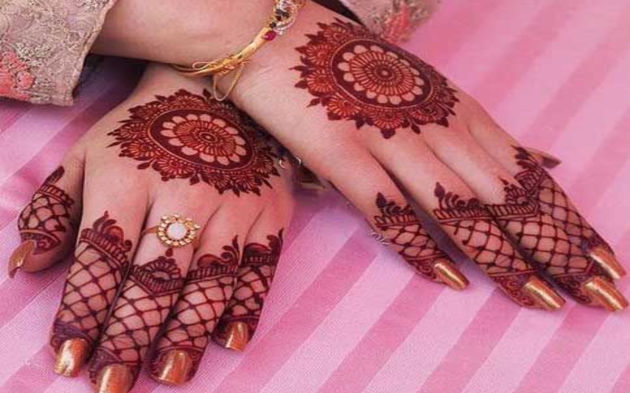 Karwa Chauth 2023 Mehndi Designs LIVE: करवा चौथ पर हाथ और पैरों में लगाएं सुंदर मेंहदी डिजाइन