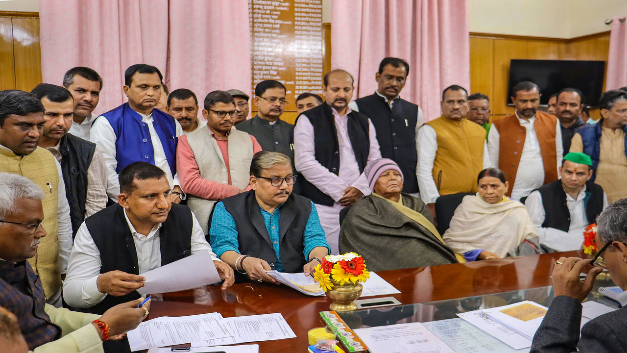 Photos: लंबे अरसे बाद विधानसभा पहुंचे लालू यादव का अंदाज देखिए, नीतीश व Bjp नेताओं से हुआ आमना-सामना 3 Undefined