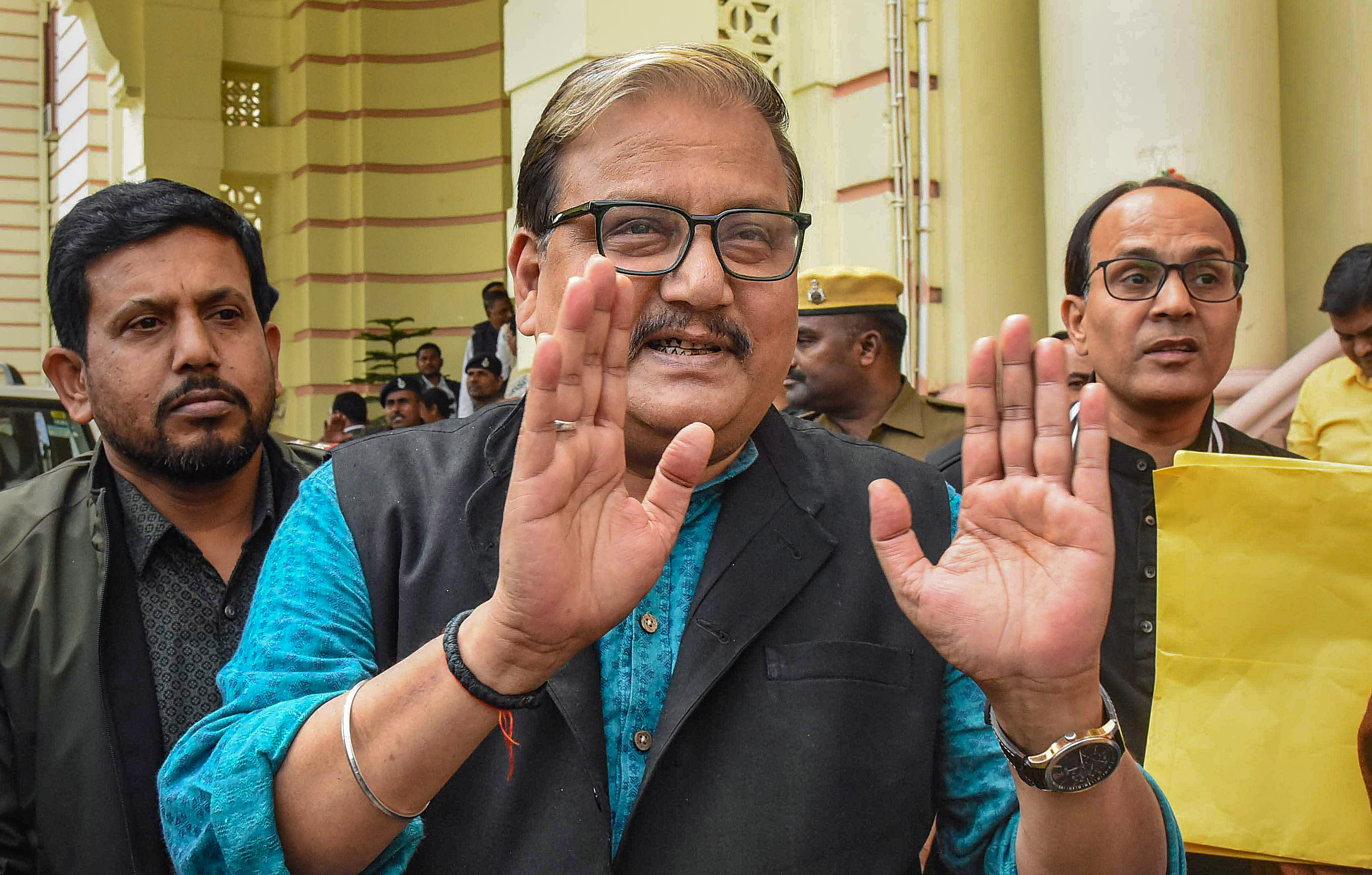 Photos: लंबे अरसे बाद विधानसभा पहुंचे लालू यादव का अंदाज देखिए, नीतीश व Bjp नेताओं से हुआ आमना-सामना 8 Undefined