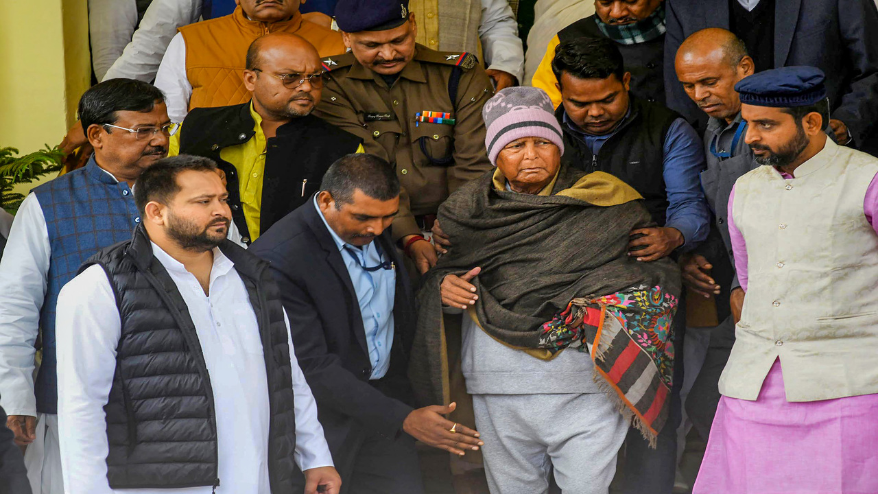 Photos: लंबे अरसे बाद विधानसभा पहुंचे लालू यादव का अंदाज देखिए, नीतीश व Bjp नेताओं से हुआ आमना-सामना 1 Undefined