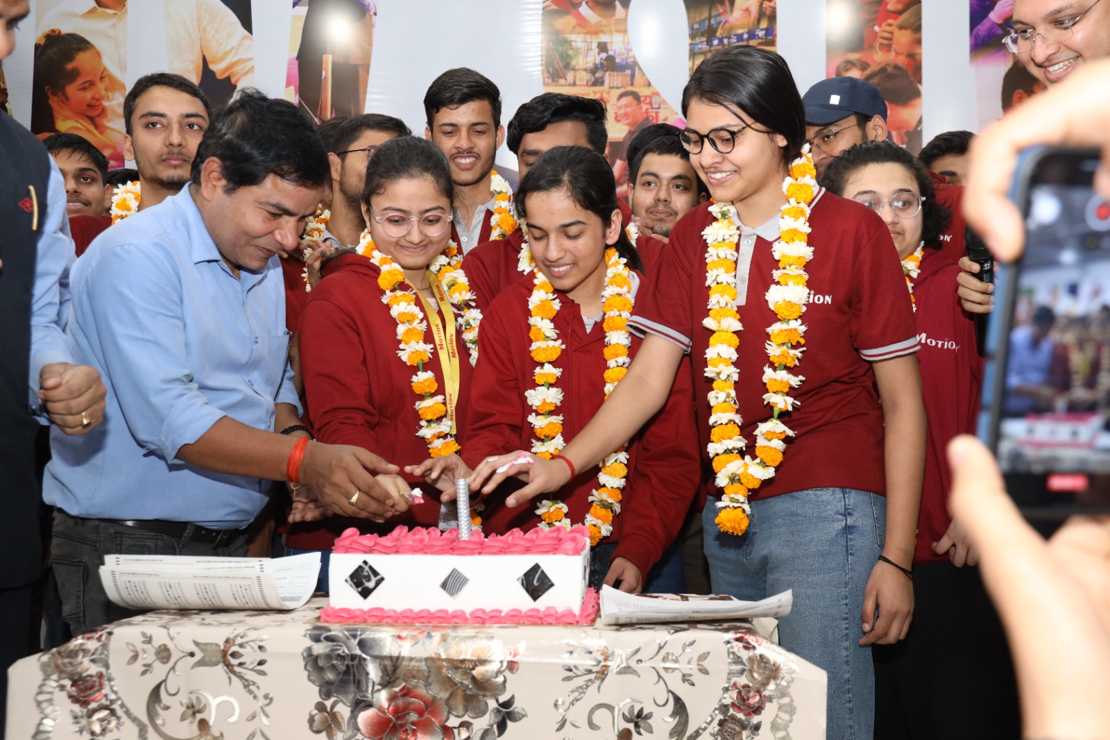 जेइइ मेन में कोचिंग संस्थानों का ऐसा रहा प्रदर्शन, जानें किस इंस्टीट्यूट के स्टूडेंट को मिला 100 प्रतिशत अंक 1 Undefined