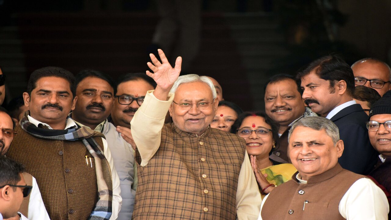 Photos: लंबे अरसे बाद विधानसभा पहुंचे लालू यादव का अंदाज देखिए, नीतीश व Bjp नेताओं से हुआ आमना-सामना 7 Undefined