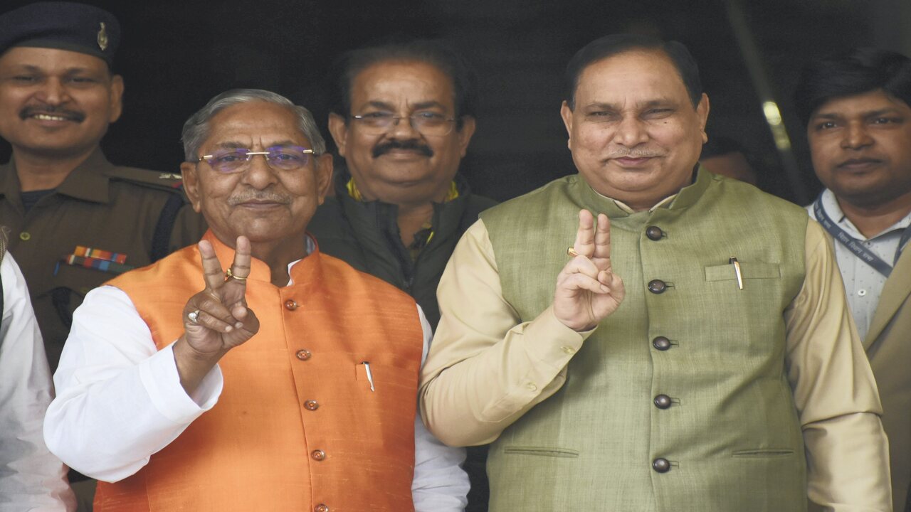 Photos: लंबे अरसे बाद विधानसभा पहुंचे लालू यादव का अंदाज देखिए, नीतीश व Bjp नेताओं से हुआ आमना-सामना 6 Undefined