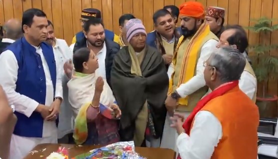 Photos: लंबे अरसे बाद विधानसभा पहुंचे लालू यादव का अंदाज देखिए, नीतीश व Bjp नेताओं से हुआ आमना-सामना 5 Undefined