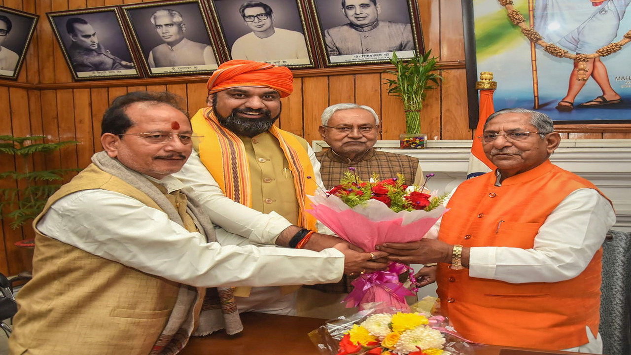Photos: लंबे अरसे बाद विधानसभा पहुंचे लालू यादव का अंदाज देखिए, नीतीश व Bjp नेताओं से हुआ आमना-सामना 4 Undefined