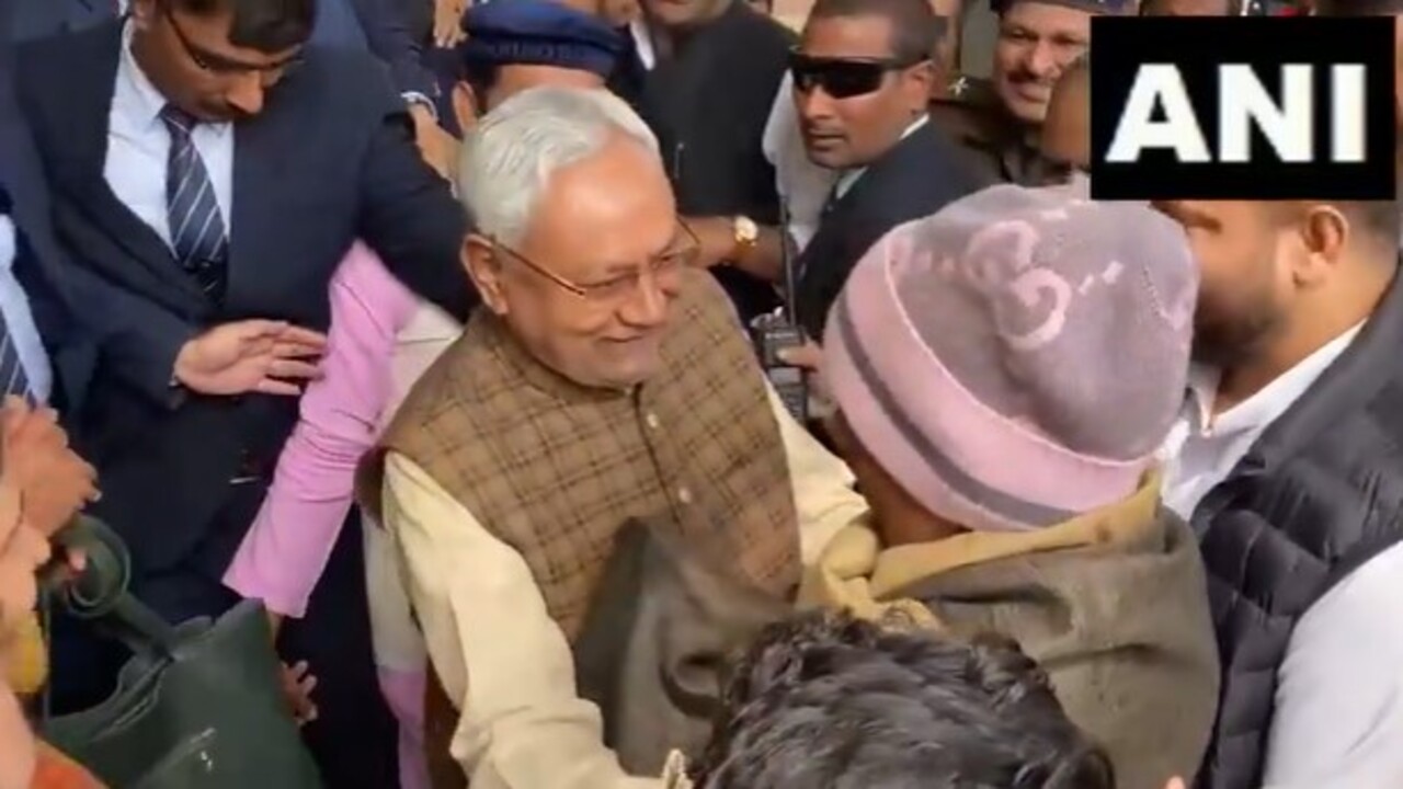 Photos: लंबे अरसे बाद विधानसभा पहुंचे लालू यादव का अंदाज देखिए, नीतीश व Bjp नेताओं से हुआ आमना-सामना 2 Undefined