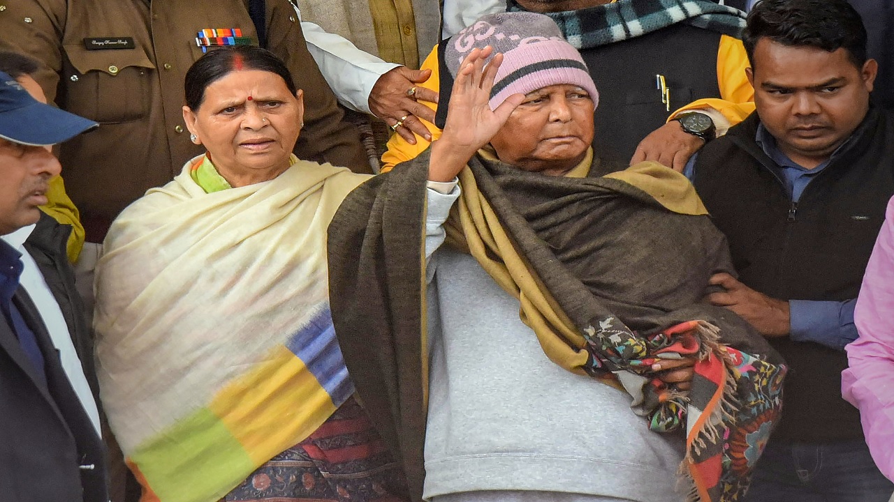 Photos: लंबे अरसे बाद विधानसभा पहुंचे लालू यादव का अंदाज देखिए, नीतीश व Bjp नेताओं से हुआ आमना-सामना 9 Undefined